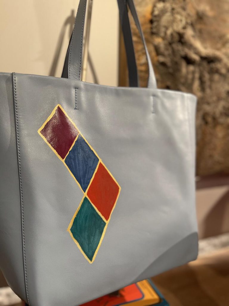 Bolso de cuero pintado a mano por Ana Cristina Portillo Domecq/Foto: Fina Grosso. 