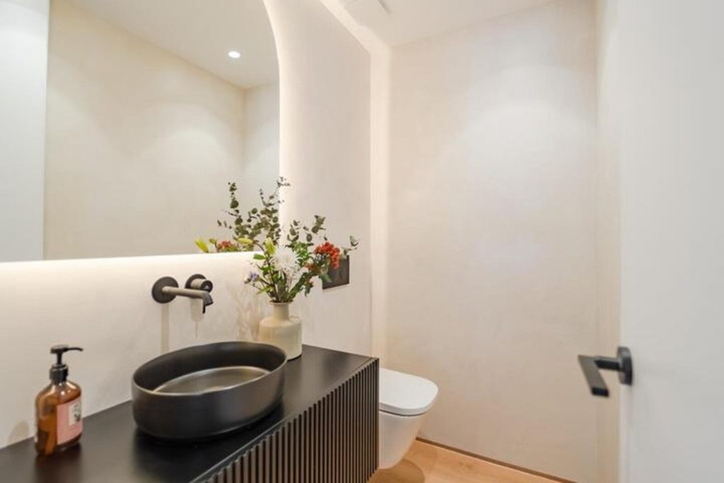 Ba&ntilde;o vivienda de lujo, Guillermo Revilla