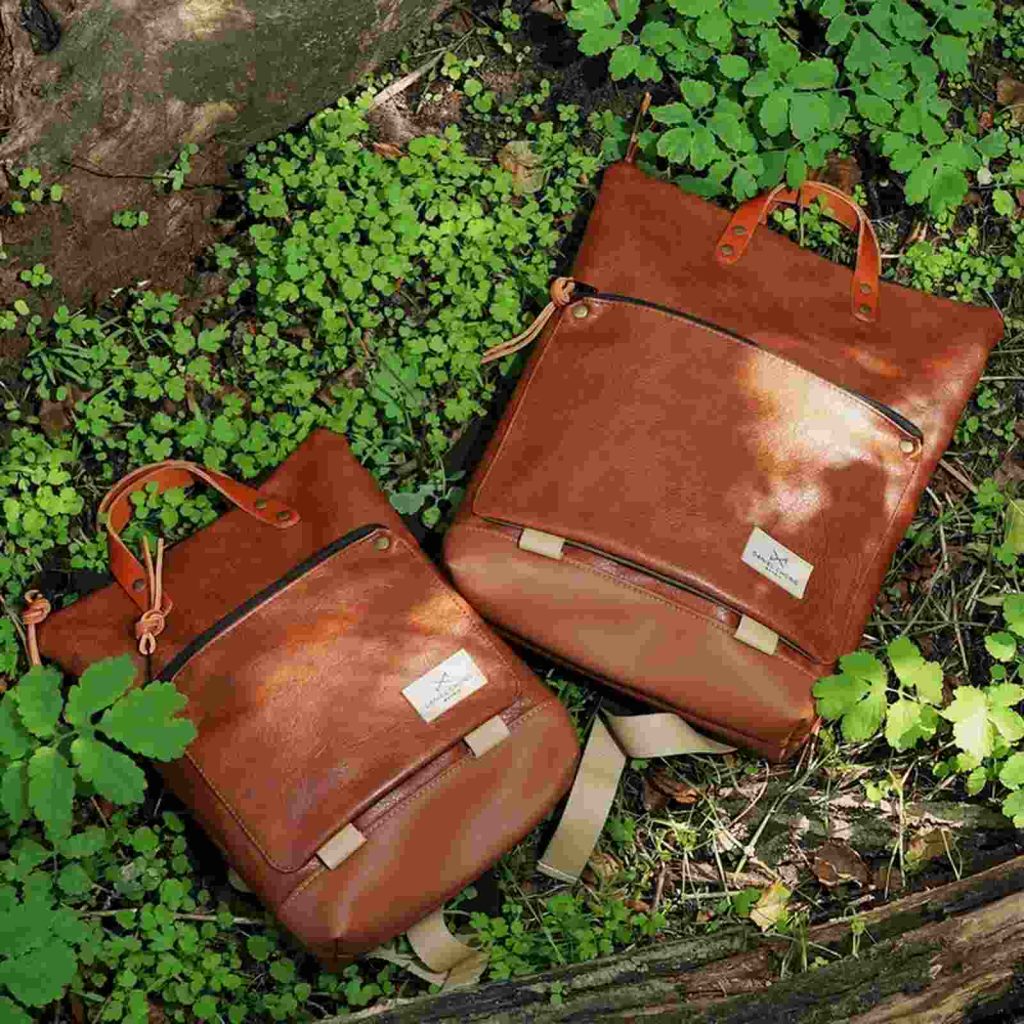 Mochilas de cuero marr&oacute;n