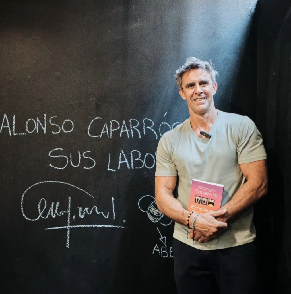 Alonso Caparr&oacute;s con su segundo libro. 