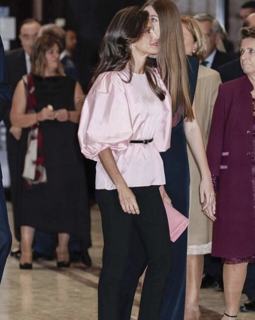 La Reina Letizia con una blusa de Mar&iacute;a Barrag&aacute;n, miembro de Costura de Autor.