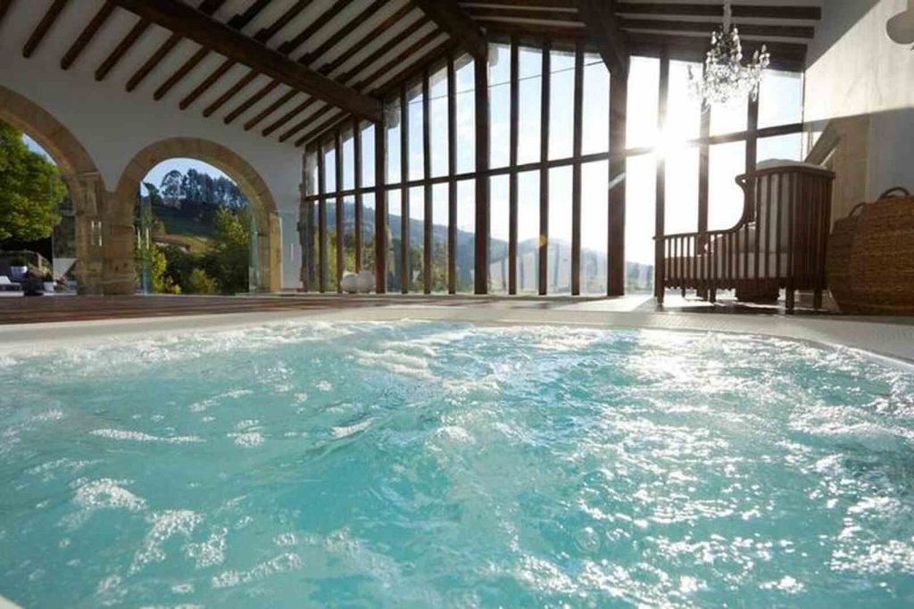 Piscina Palacio Helguera, hoteles puente mayo