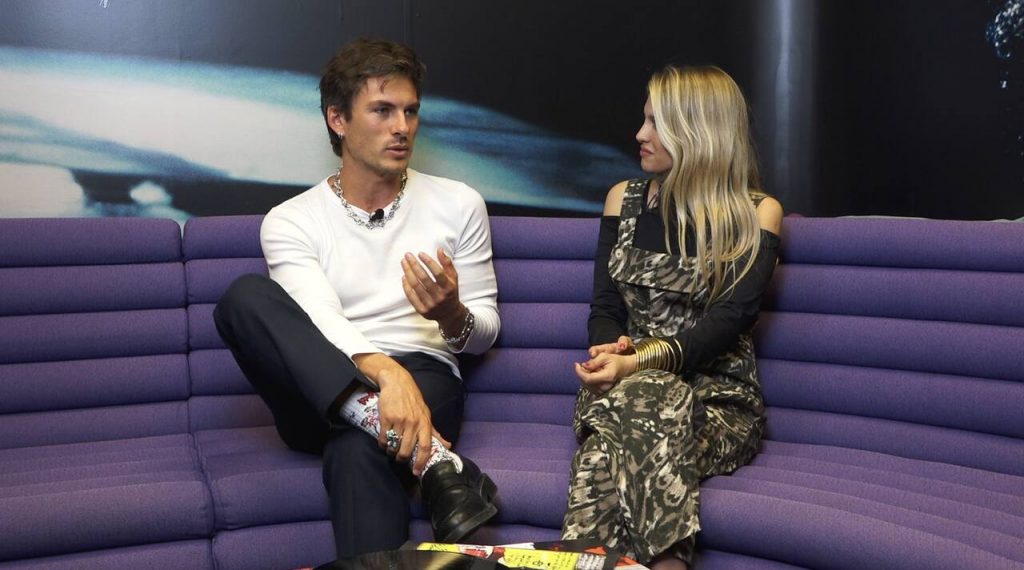 Fina Grosso entrevistando a Andrés Koi, exvocalista de Dvicio