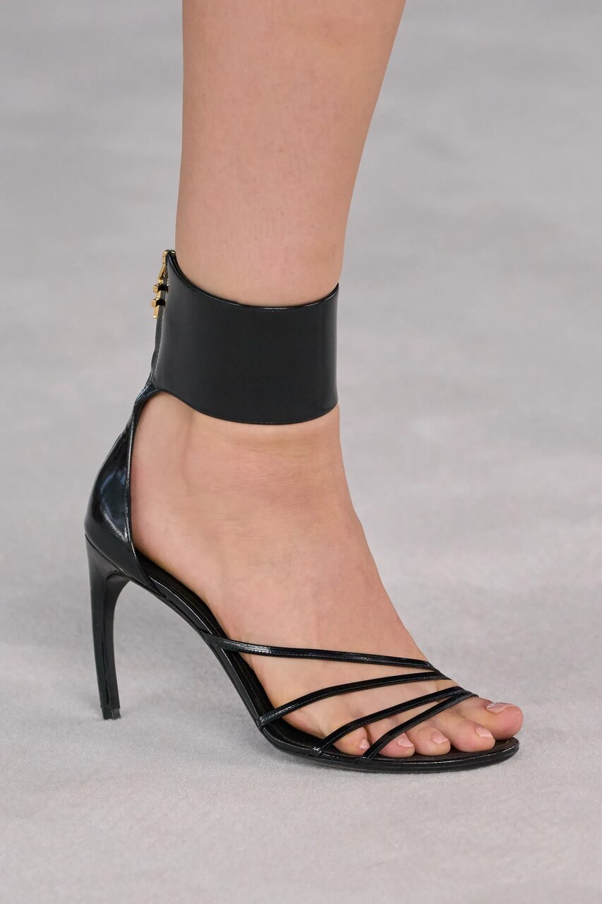 Emily Ratajkowski, Ferragamo, sandalia brazalete