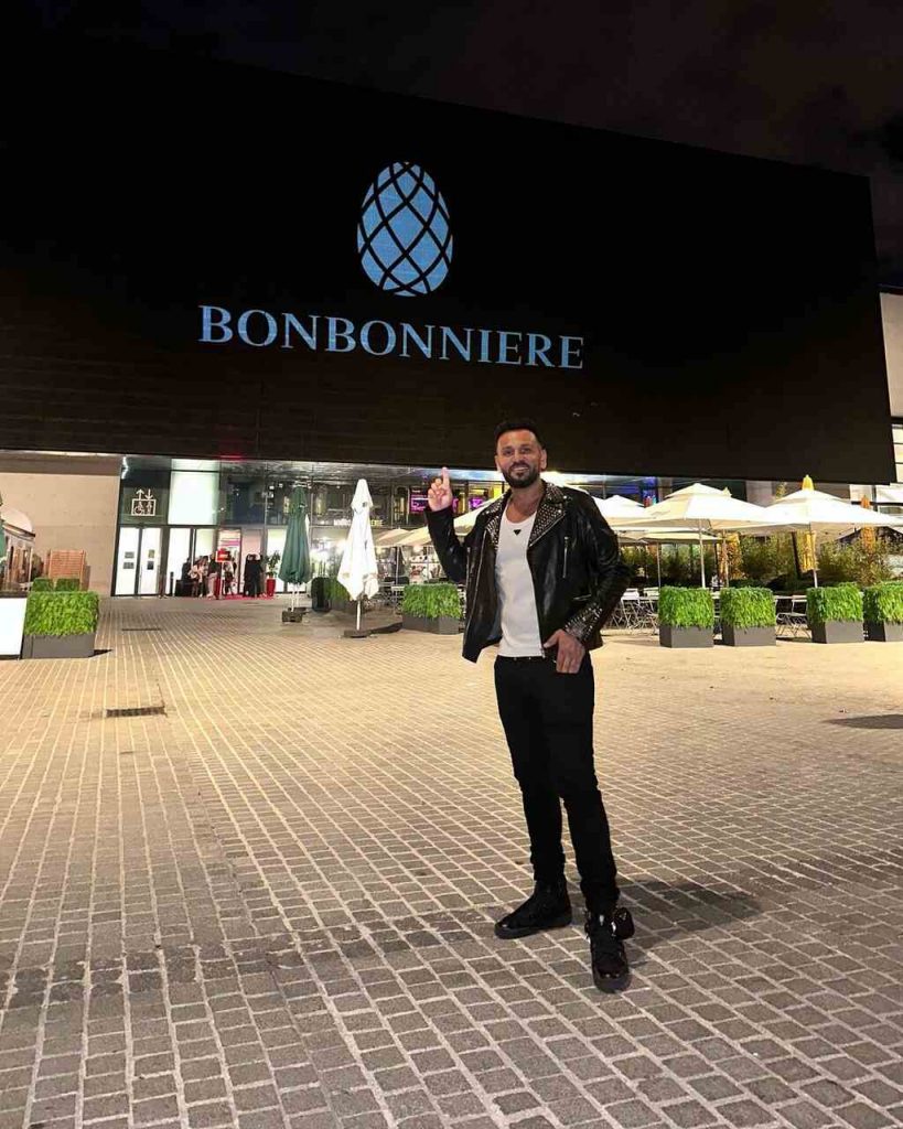 Joe Fournier en la entrada de uno de sus buques insignia, Bonbonier