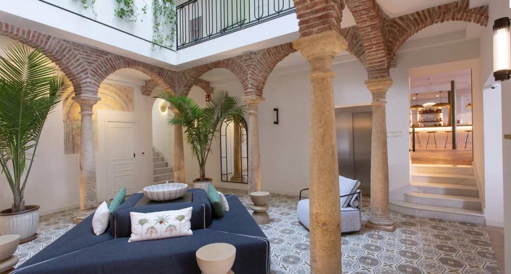 LA FONDA HERITAGE HOTEL MARBELLA, &Uacute;NICO RELAIS & CH&Acirc;TEAUX 