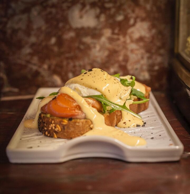 Huevos benedict, Caf&eacute; Comercial