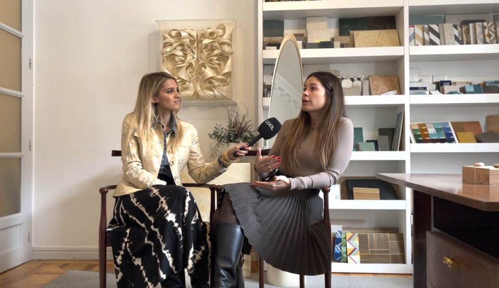 Fina Grosso entrevistando a la experta en arte Vito Vicuña