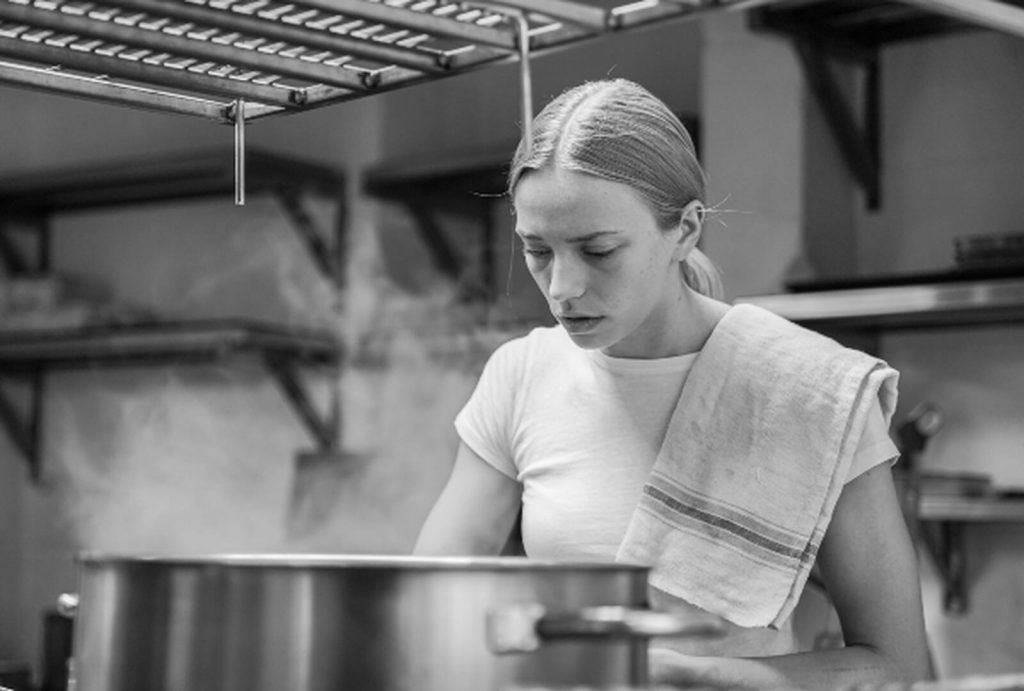 Isabella Pot&iacute; cocinando