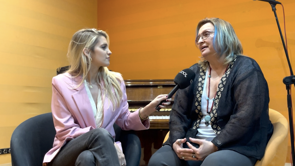 Fina Grosso charlando con Patricia Kraus