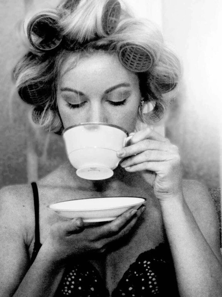Mujer tomando café