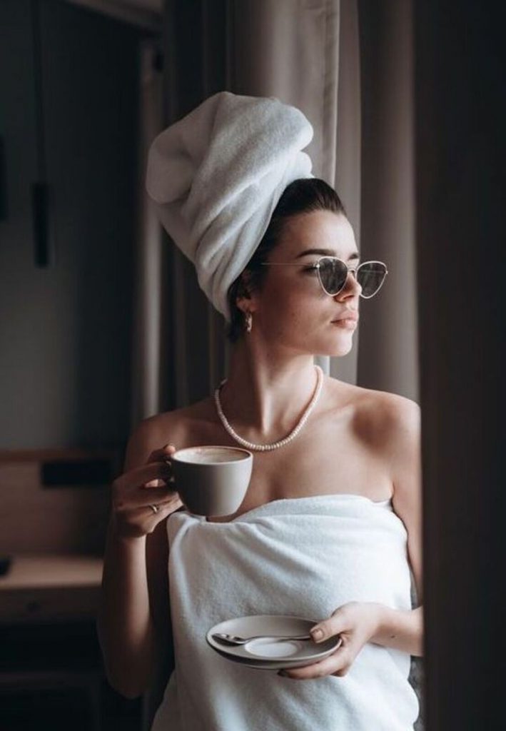 Mujer tomando café en terraza