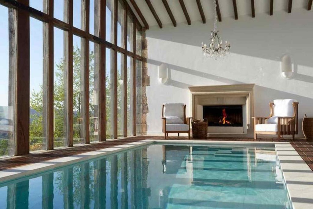Piscina del hotel de lujo en Santander, Helguera