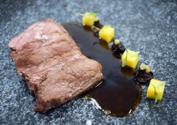 Presa ibérica a la parrilla con salsa de torrefactos