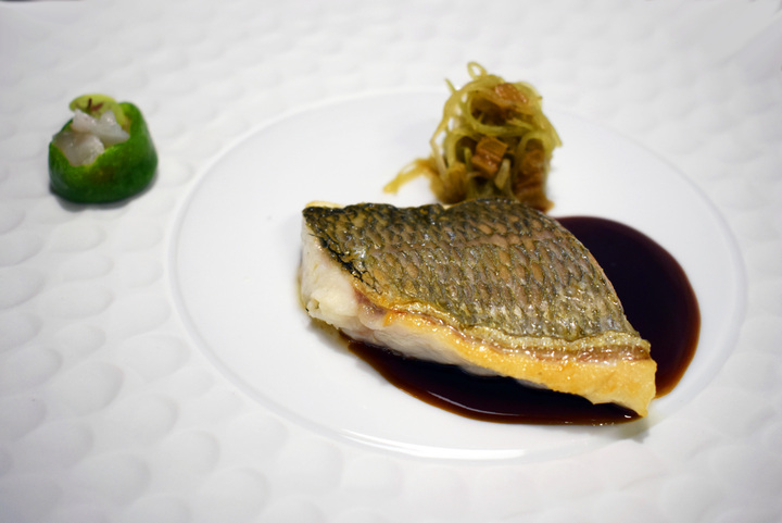 Dorada a la plancha con salsa bordalesa de sus espinas