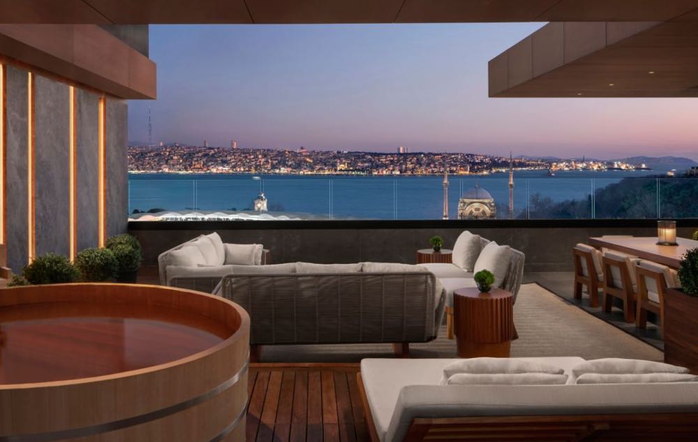 El The Ritz-Carlton Istanbul, situado en el moderno distrito de Nişantaşı, ofrece una experiencia de lujo con una perspectiva contemporánea. Sus habitaciones y suites, con vistas panorámicas del Bósforo y de la ciudad, combinan elegancia moderna con detalles de diseño turco. El spa y el centro de bienestar, con tratamientos exclusivos, y la piscina en la azotea, que ofrece vistas incomparables del atardecer, son algunos de los puntos destacados. Además, los restaurantes del hotel, como “Spago” y “Ritz Lounge”, ofrecen una experiencia gastronómica de primer nivel, con platos que fusionan la cocina internacional y la turca.