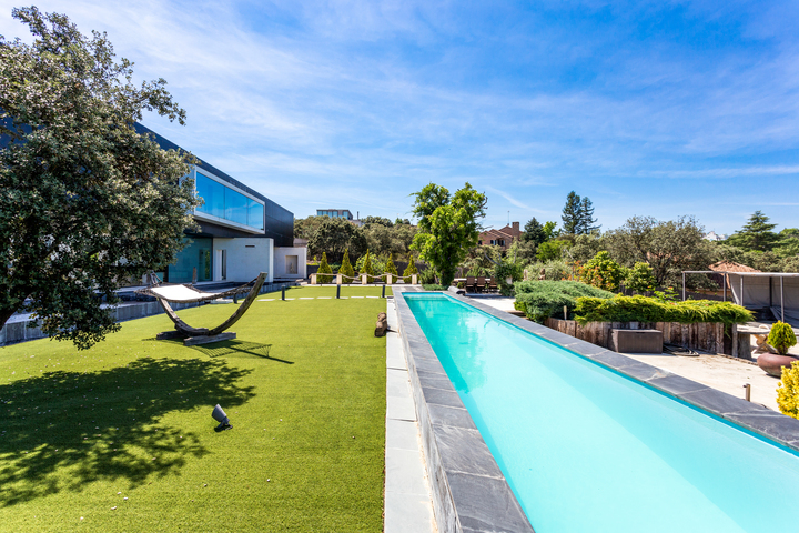 Chalet Ciudadalcampo, John Taylor