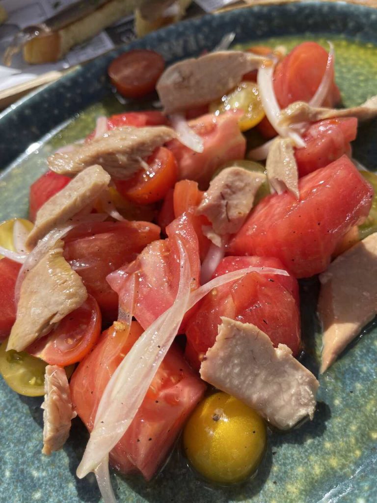 Ensalada de tomates en el beach club Seahorse Ibiza