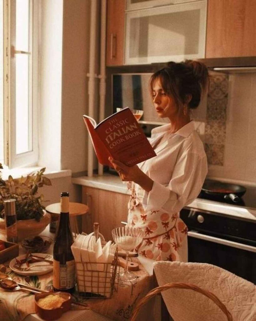 mujer cocinando sin sal, remedios hinchaz&oacute;n verano