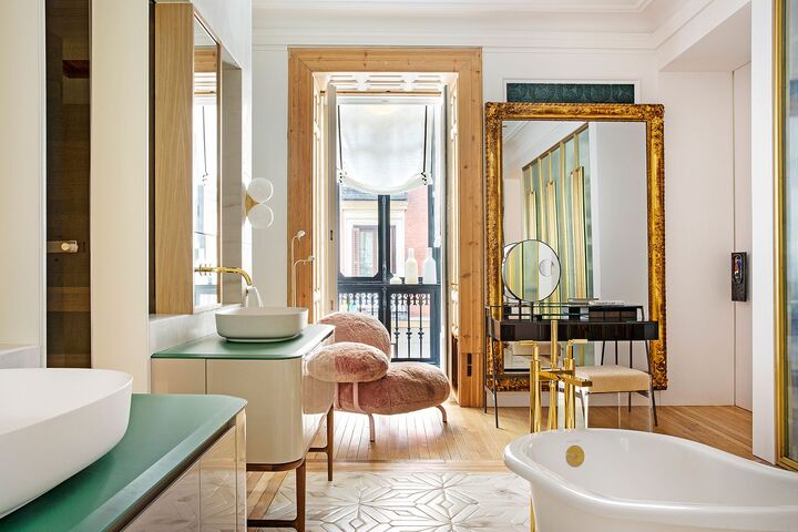 Ba&ntilde;os de casas de lujo modernas por dentro