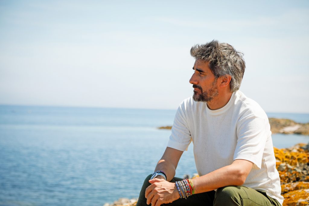 Manel Loureiro en la isla de Ons. (Foto: Mar&iacute;a Oca&ntilde;a)