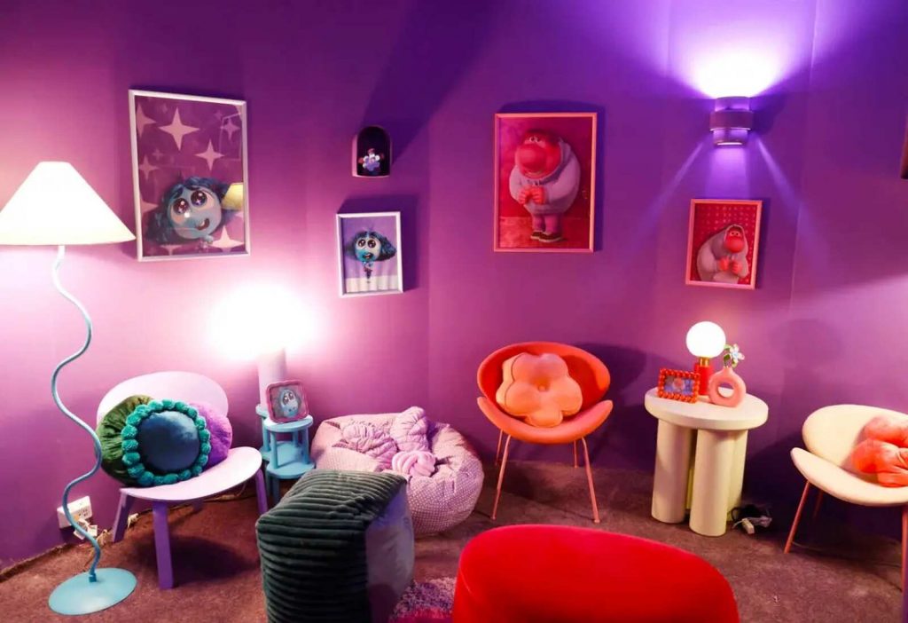 Sala com&uacute;n de la casa de Inside Out