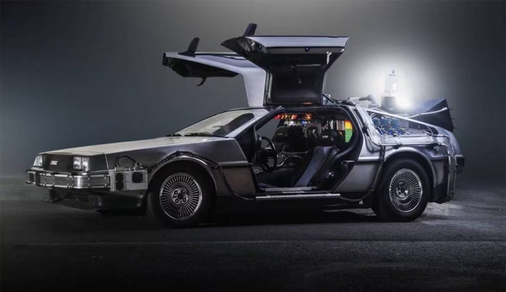 DeLorean con puertas de mariposa 