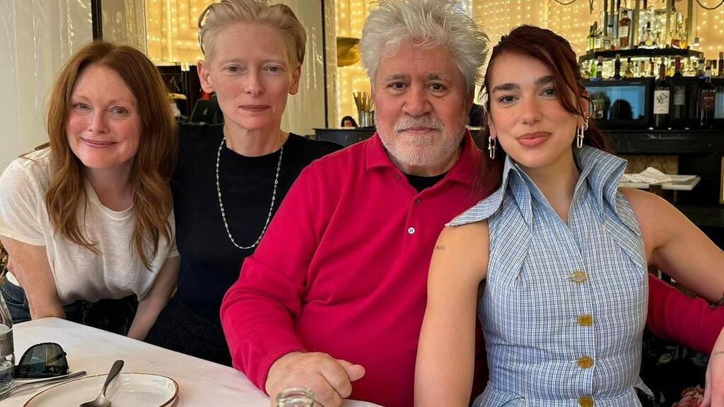Dua Lipa con Pedro Almod&oacute;var