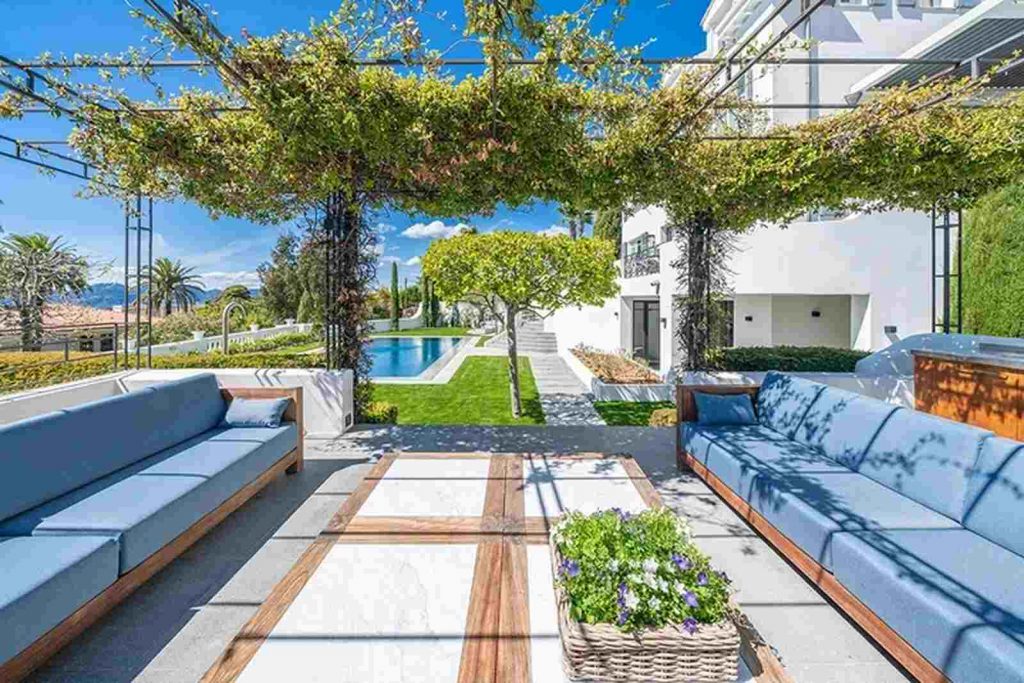 Sillones en el jard&iacute;n de la mansi&oacute;n de Est&eacute;e Lauder