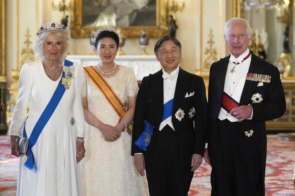 Camilla Parker-Bowles con los emperadores de Jap&oacute;n
