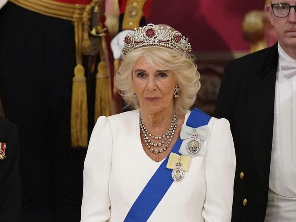 Camilla Parker-Bowles con la tiara birmana