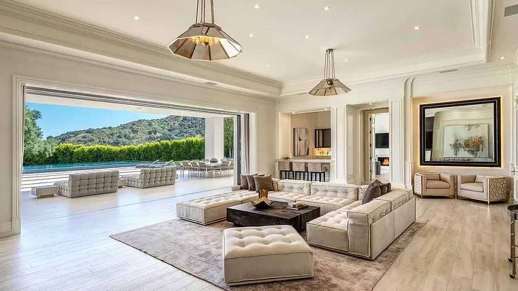 Sal&oacute;n con vistas en la mansi&oacute;n de Ben Affleck