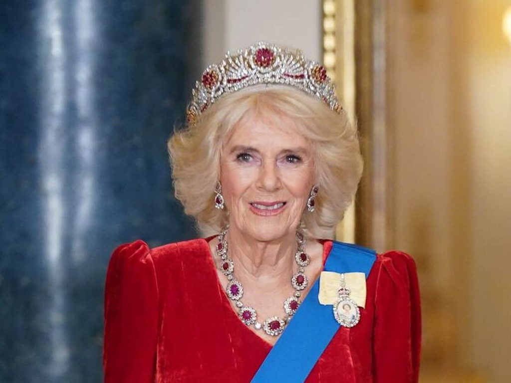 Camilla Parker-Bowles con la tiara de rub&iacute;es