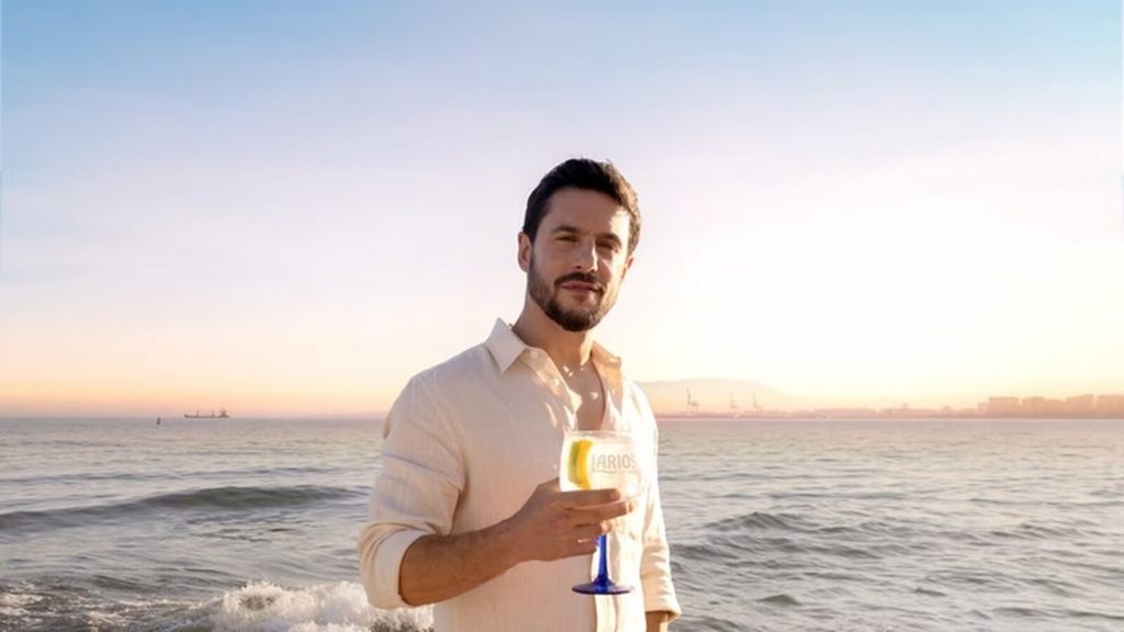 Alejo Sauras con una copa de Larios