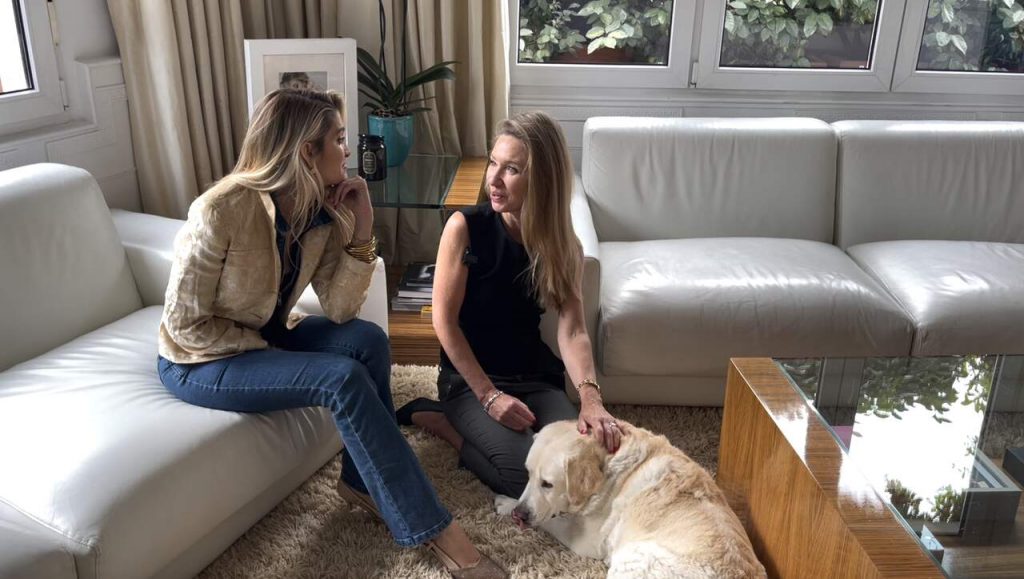 Fina Grosso charlando con la fot&oacute;grafa beata Praska