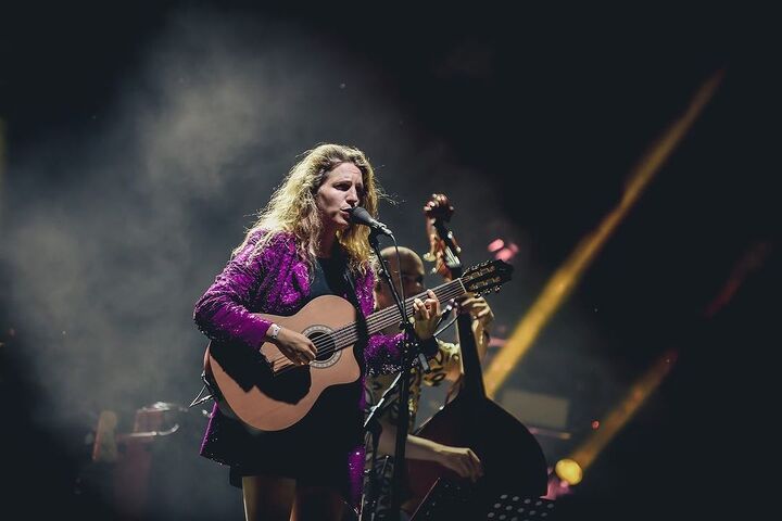 Luisa Sobral, cantante