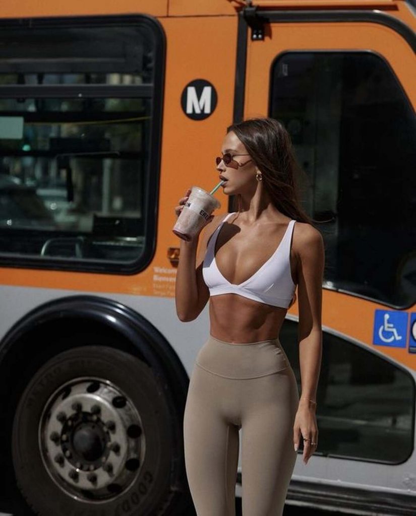 Mujer bebiendo