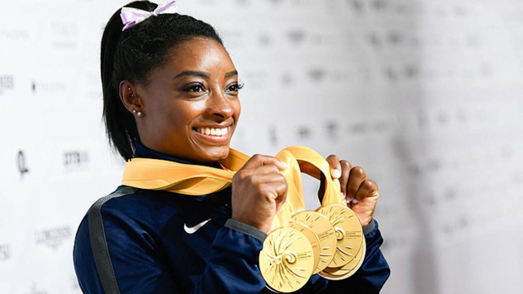Simone Biles con varias Medallas de Oro
