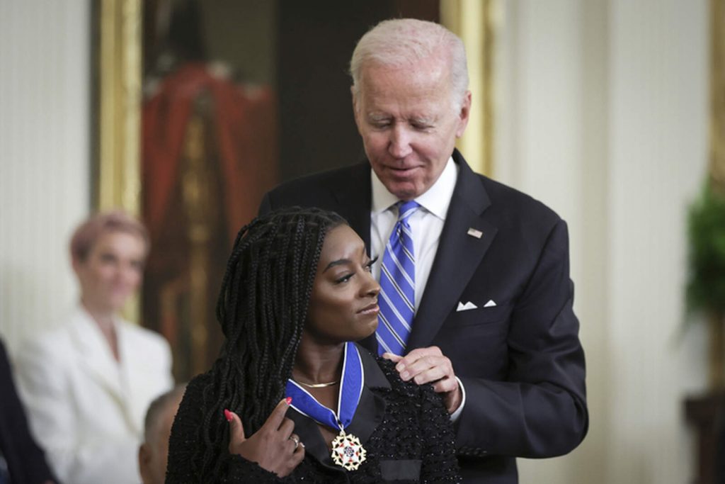 Simone Biles con Joe Biden antes de los Juegos Ol&iacute;mpicos