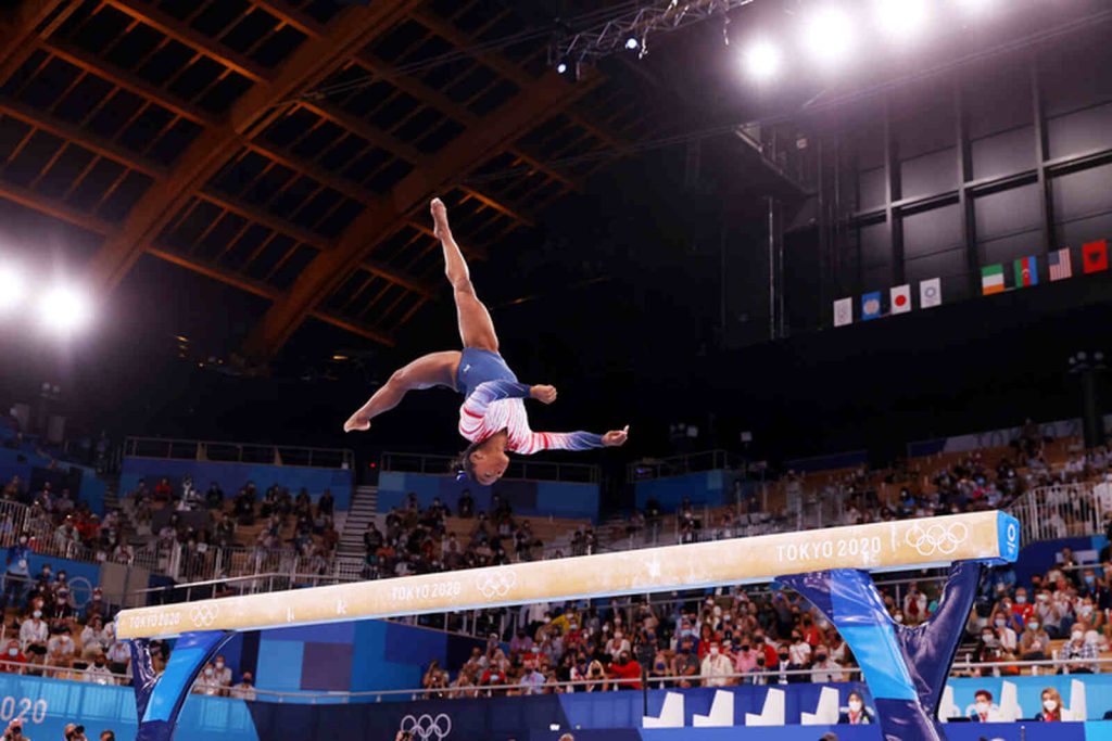 Simone Biles compitiendo en los Juegos Ol&iacute;mpicos de 2020