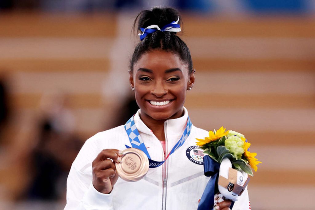 Simone Biles con una medalla de oro