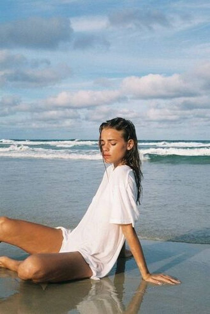 Mujer en playa, manchas del sol