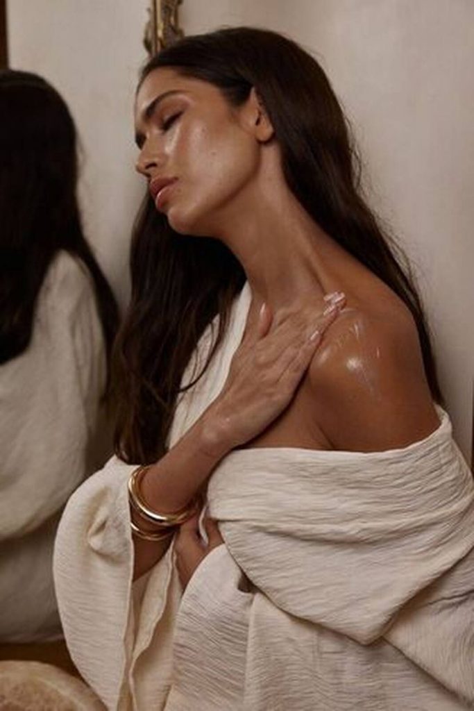 Mujer dándose crema