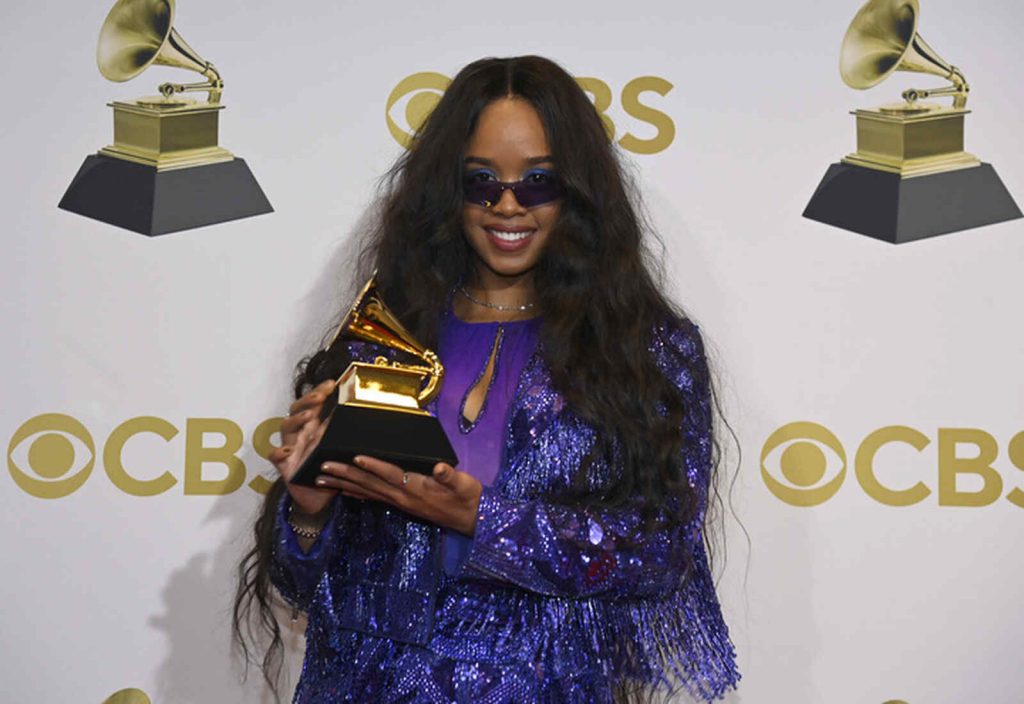 H.E.R con su primer Grammy