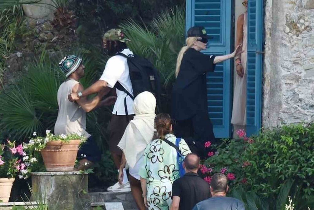 Madonna llegando a 'Villa Olivetta' en su cumplea&ntilde;os