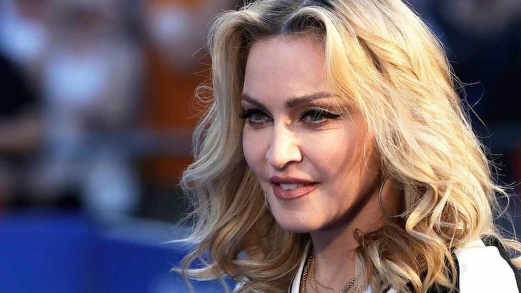 Madonna posando