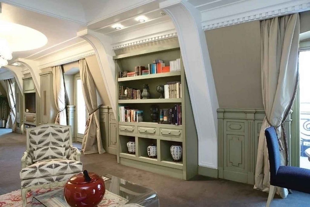 Librer&iacute;a de la suite imperial del Carlton Bilbao donde se aloja Mar&iacute;a Pombo