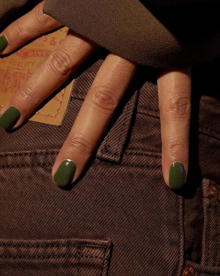 Julie Sari&ntilde;ana, verde oliva