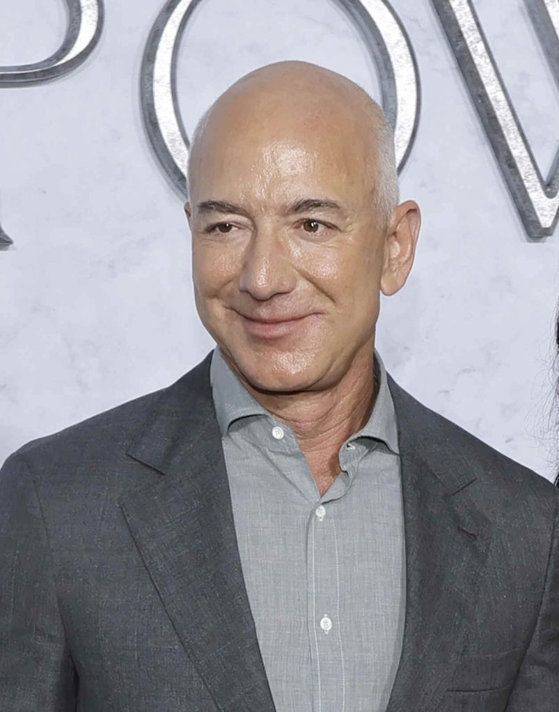 Jeff Bezos posando