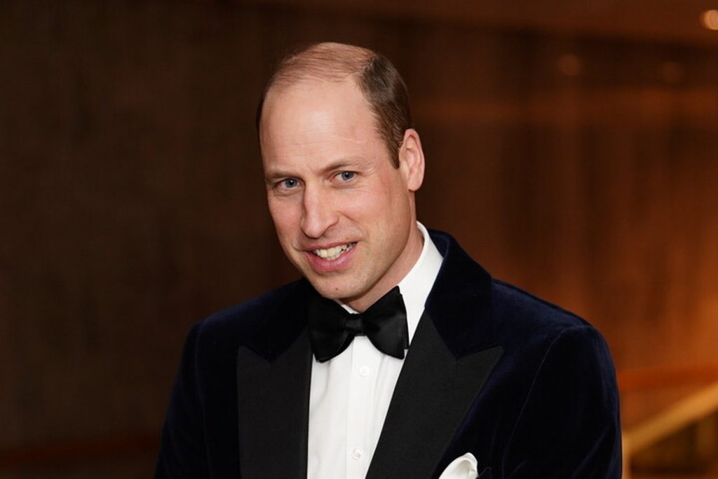El pr&iacute;ncipe William posando, perfumes de famosos